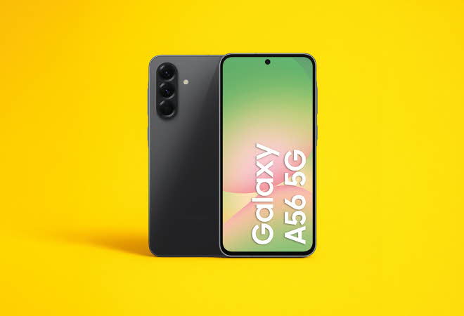 Bilde av en Samsung A56 5G på en gul bakgrunn.