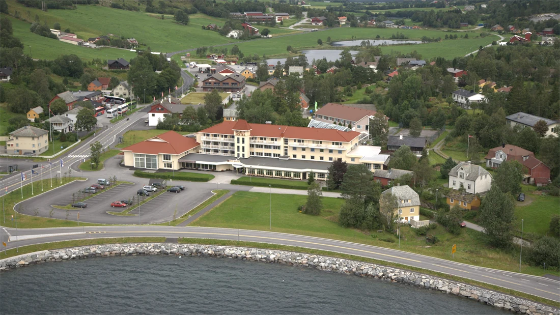 Fasade tatt med flyfoto overpå Thon Hotel Jølster, som ligger ved Jølstravatnet - midt mellom Bergen og Ålesund