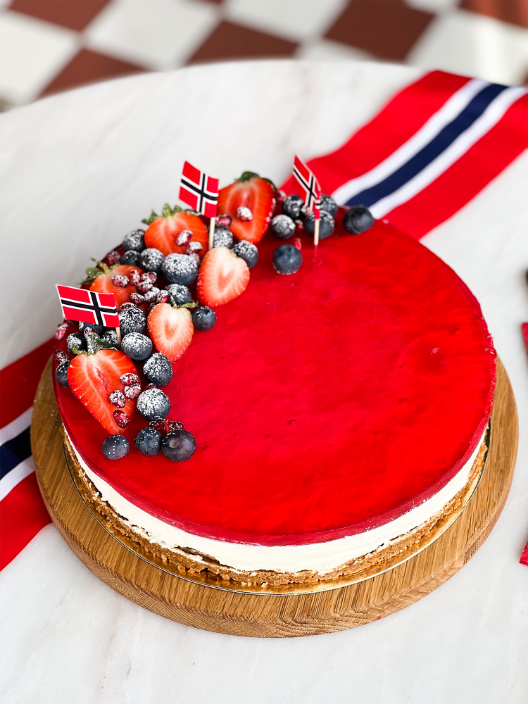 ostekake med rød gele og jordbær og blåbær