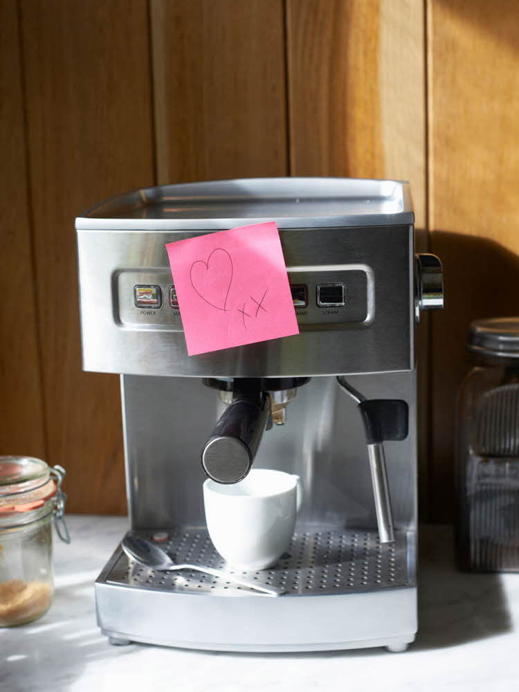 Kaffemaskin med en post-it lappe på, som har et på tegnet hjerte på