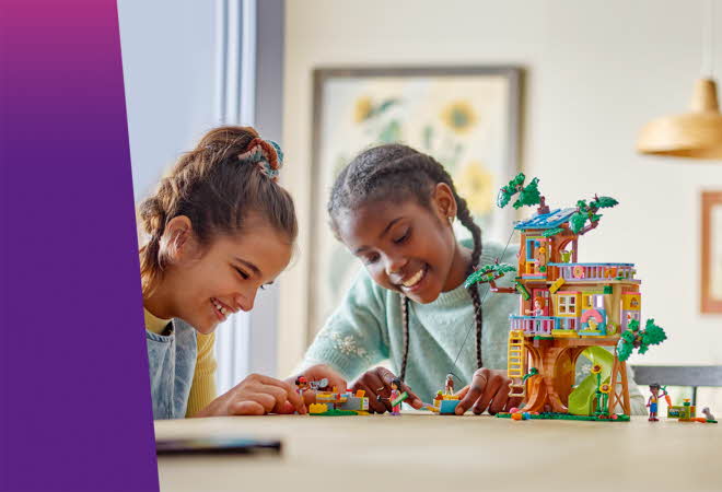 bilde av to jenter som bygger med Lego Friends