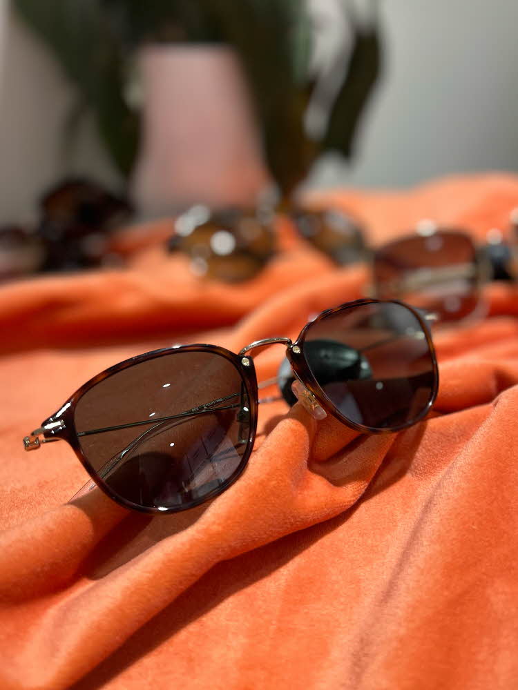 Solbriller på et bord