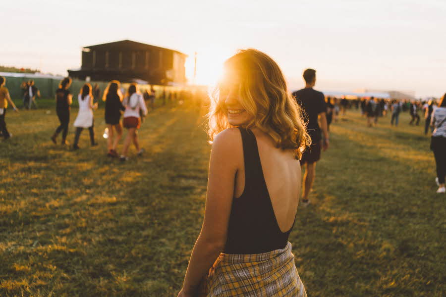 Jente i solnedgangen under festival