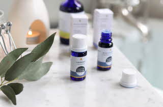  Blå flasker med eteriske oljer fra Aqua Oleum.