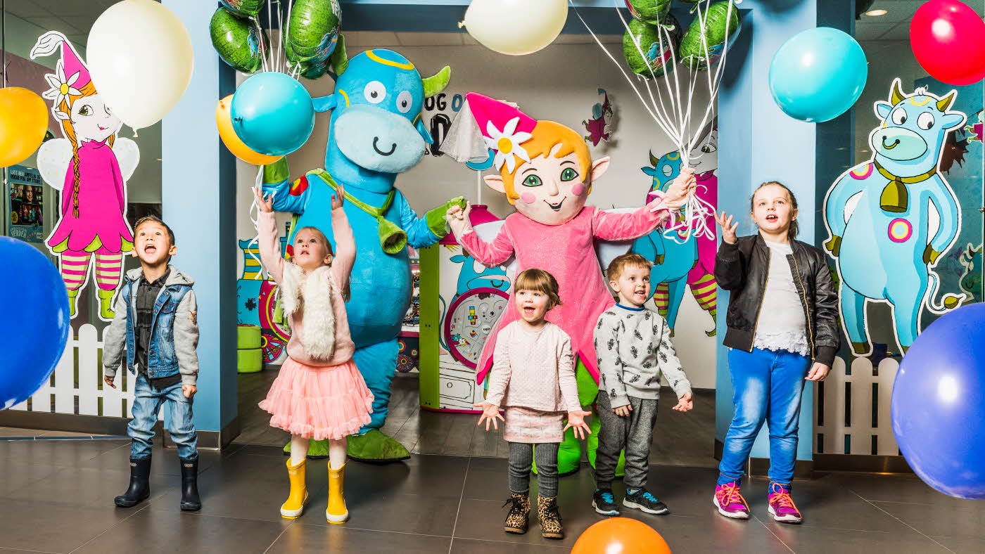 Amfelia og Oskar i senteret sammen med barn, omringet av ballonger