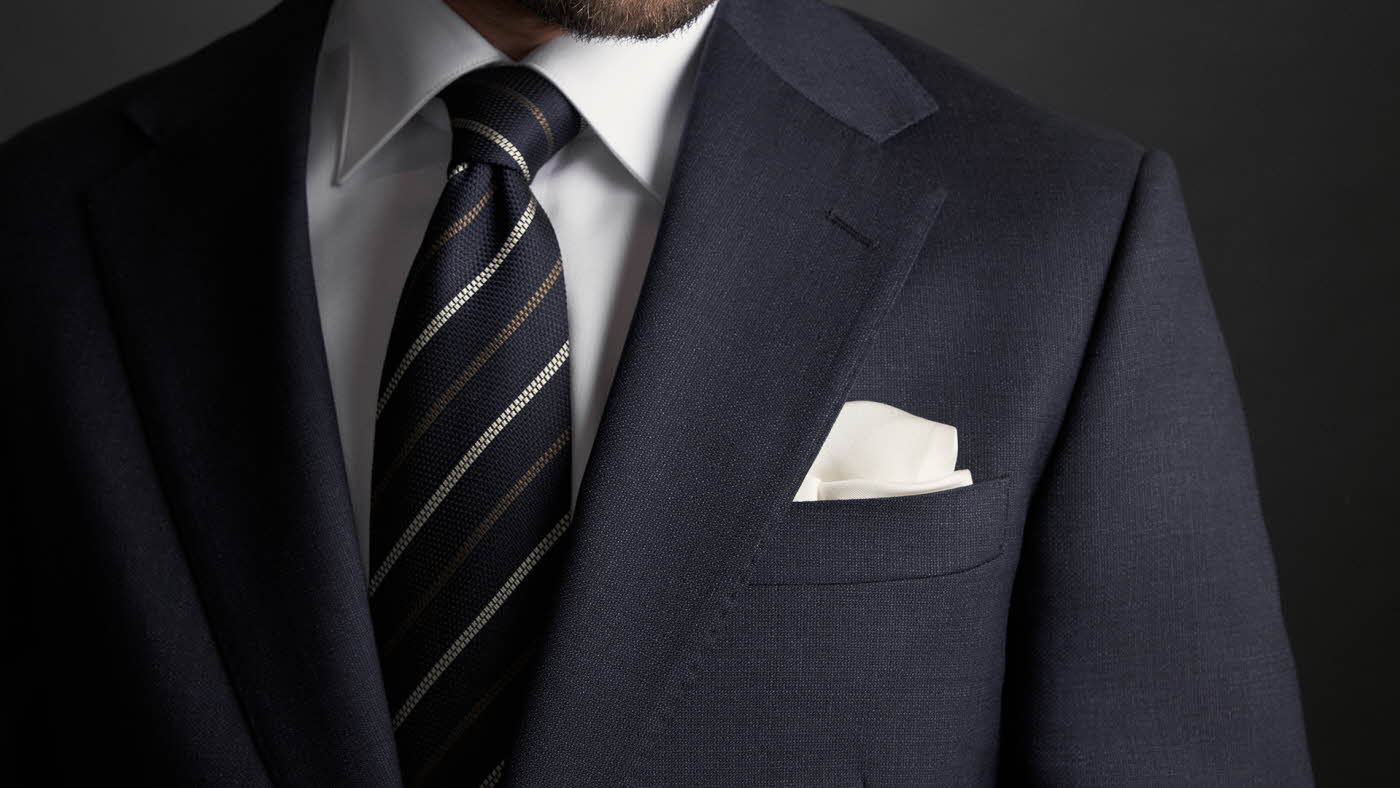 Nærbilde fra halsen og ned av en mann i dress