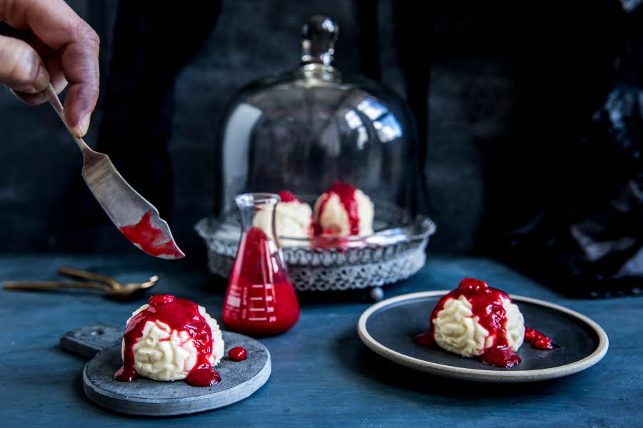 Dekorera festbordet med tårtor till Halloween. Gör du de här söta frestelserna kan vi lova att gästerna kommer att bli imponerade och rädd.