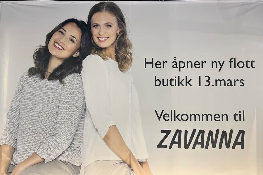 To kvinner som smiler i klær fra Zavanna med tekst "her åpner ny flott butikk 13. mars"