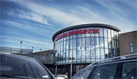 Fasadebilde av Lagunen Storsenter viser senterets inngang