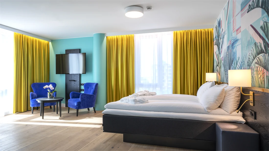 Stor seng, god gulvplass, smart-tv og to sitteplasser på rom på Thon Hotel Storo