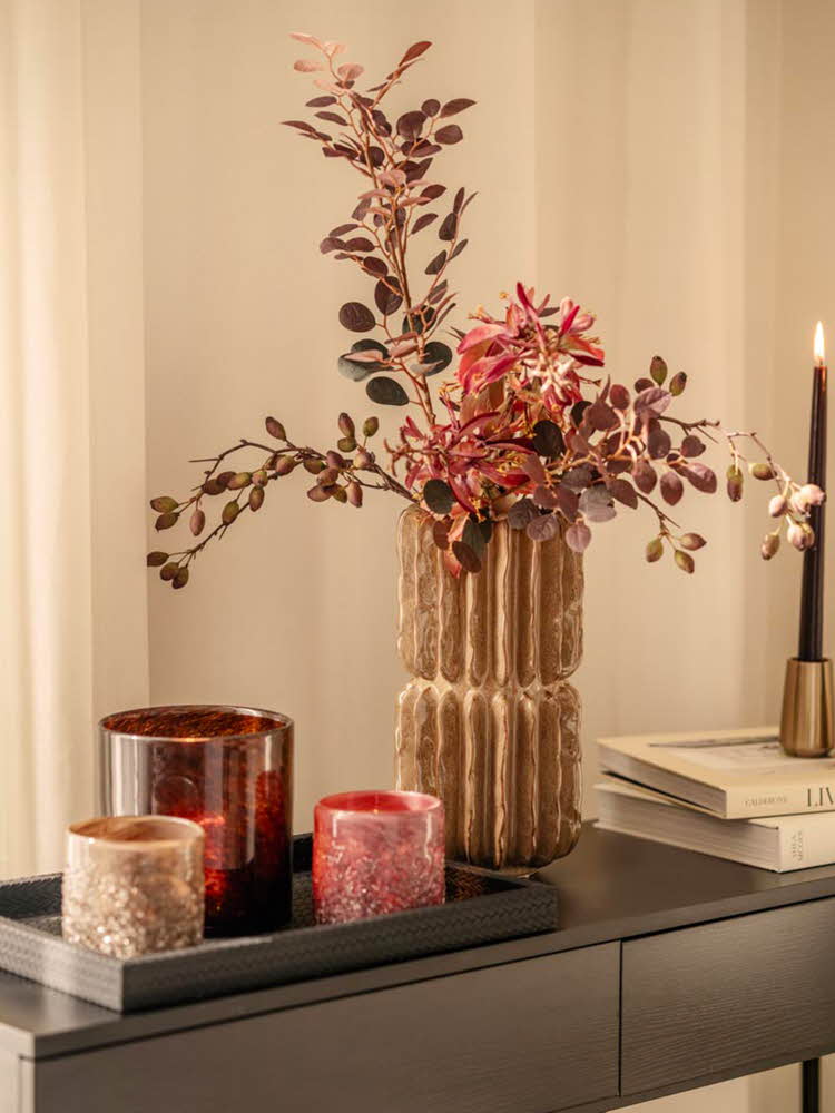 Vase med blomster og telysholdere