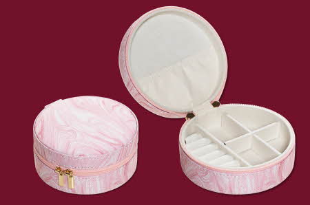 Rosa smykkeskrin med glidelås og rominndeling.