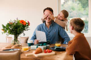 Barn som overrasker en far med frokost