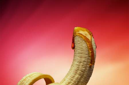 En skrelt banan med sirup på