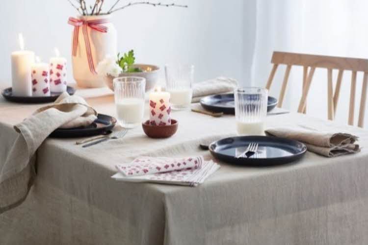 17. mai bord dekket med beige lin og blått servise