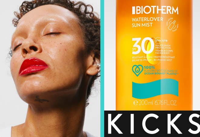 Nærbilde av en kvinne som lener ansiktet tilbake mot et lys, og en solkrem fra Biotherm