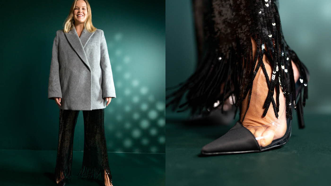 Dame står med grå dressjakke og sorte paljettbukser og pumps. Nærbilde av pumps og paljettbukse med frynser nederst.