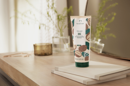 Body lotion tube på et bord
