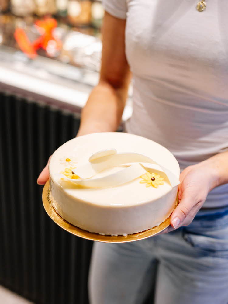 dame holder frem kake