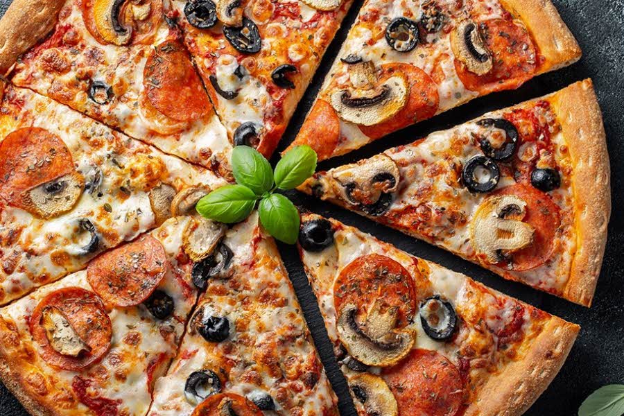 Hos oss får du servert den originale, italienske pizzaen. Våre pizzabunner lages fra bunnen av med råvarer av høy kvalitet.