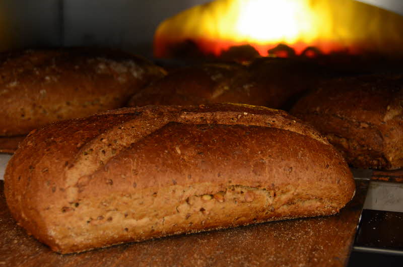 Nystekt brød fra steinovn