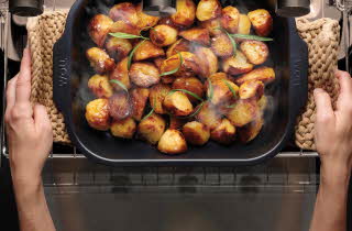 bilde av en ildfast form med poteter oppi 