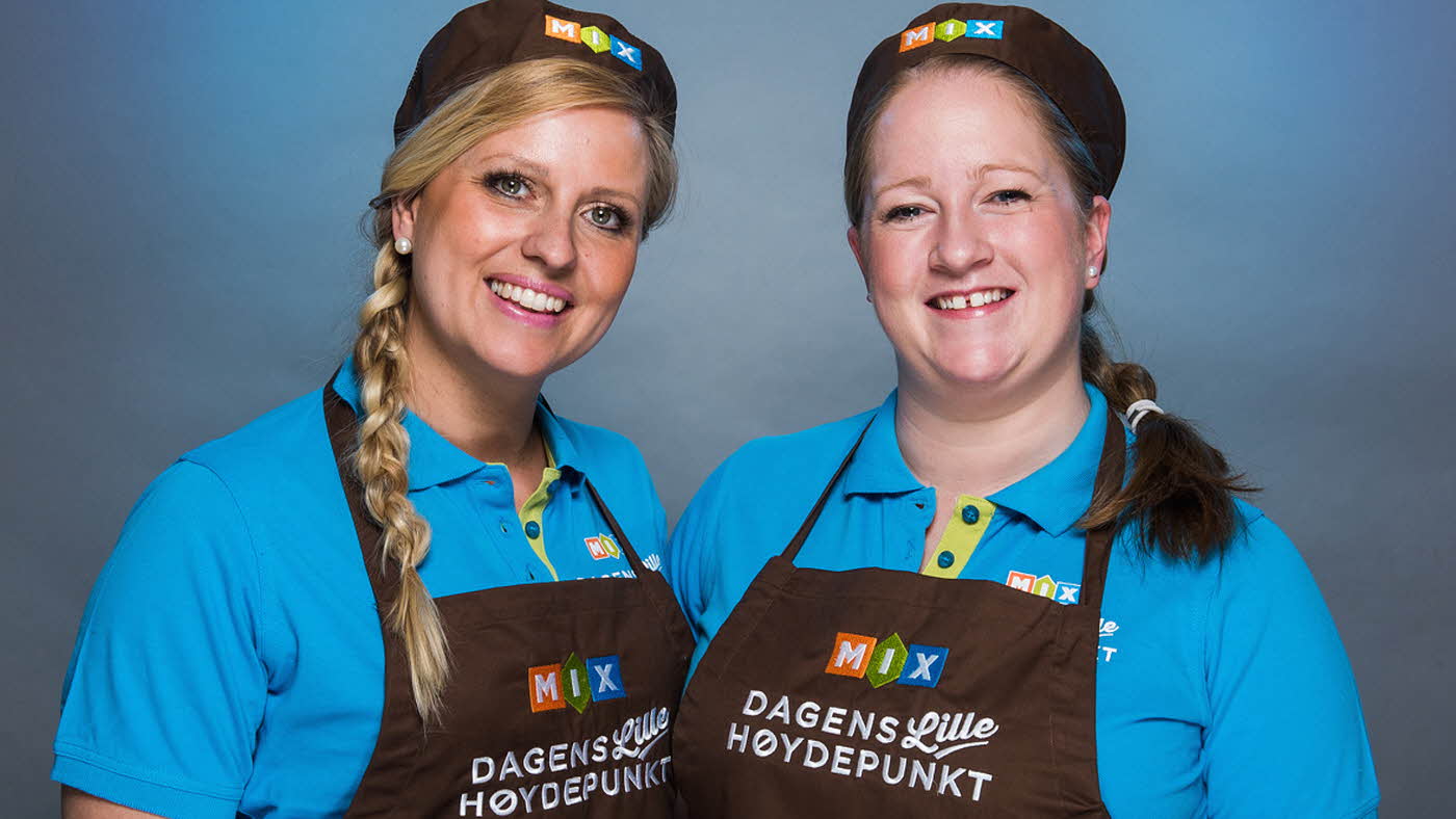 Vibeke og Gitte smiler til kamera