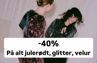 En lyshåret og en mørkhåret dame som har på seg glitterende kjoler