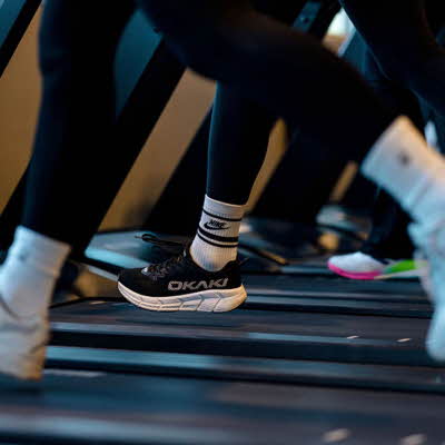 Personer som springer på tredemøller