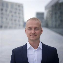 Portrett av John Ejnar Blomlie Müller. Han har på blå dress.