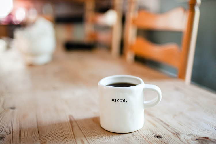 Kaffekopp med teksten "begin"