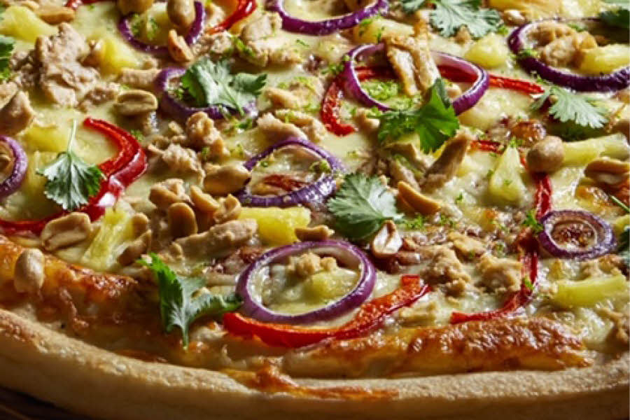 Pizza med rødløk, paprika, ananas, koriander, peanøtter og mer fra Peppes Pizza