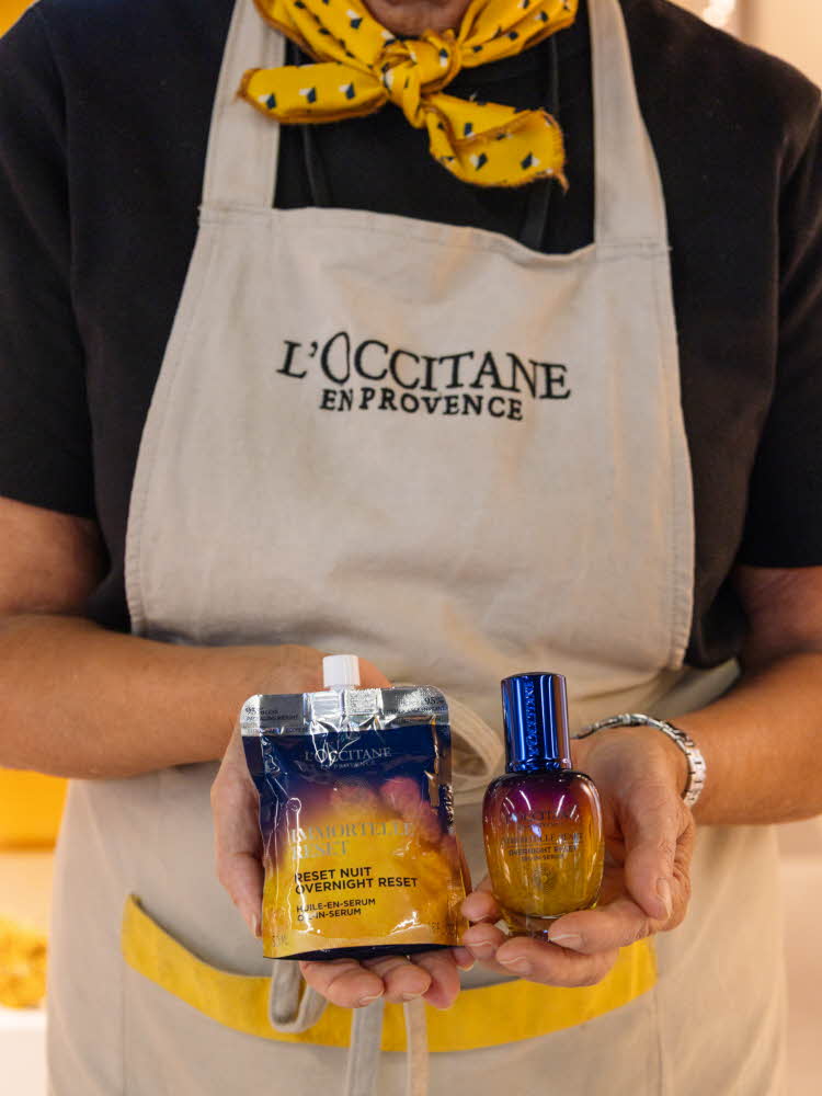 Dame fra L'Occitane holder produkter