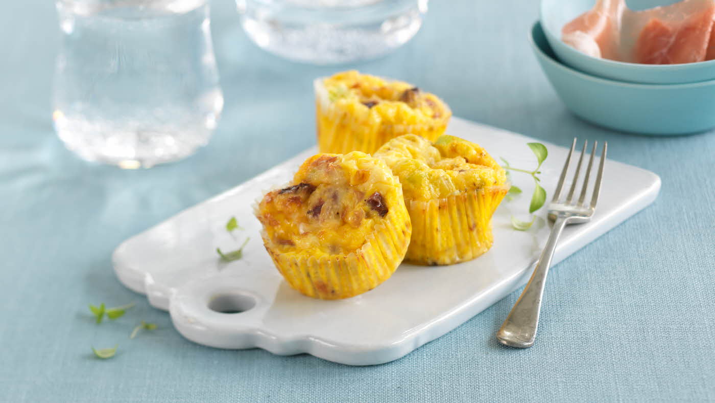 Tre eggemuffins på hvitt fat