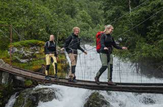 En gjeng mennesker på tur