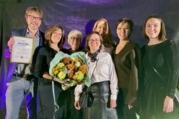 Interoptik gjengen fra Oasen står og holder sin diplom som årets butikk 2025