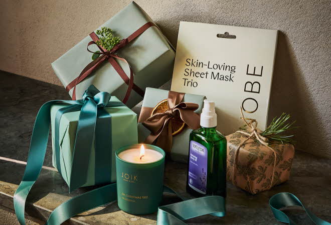 bilde av gaver og ett lys