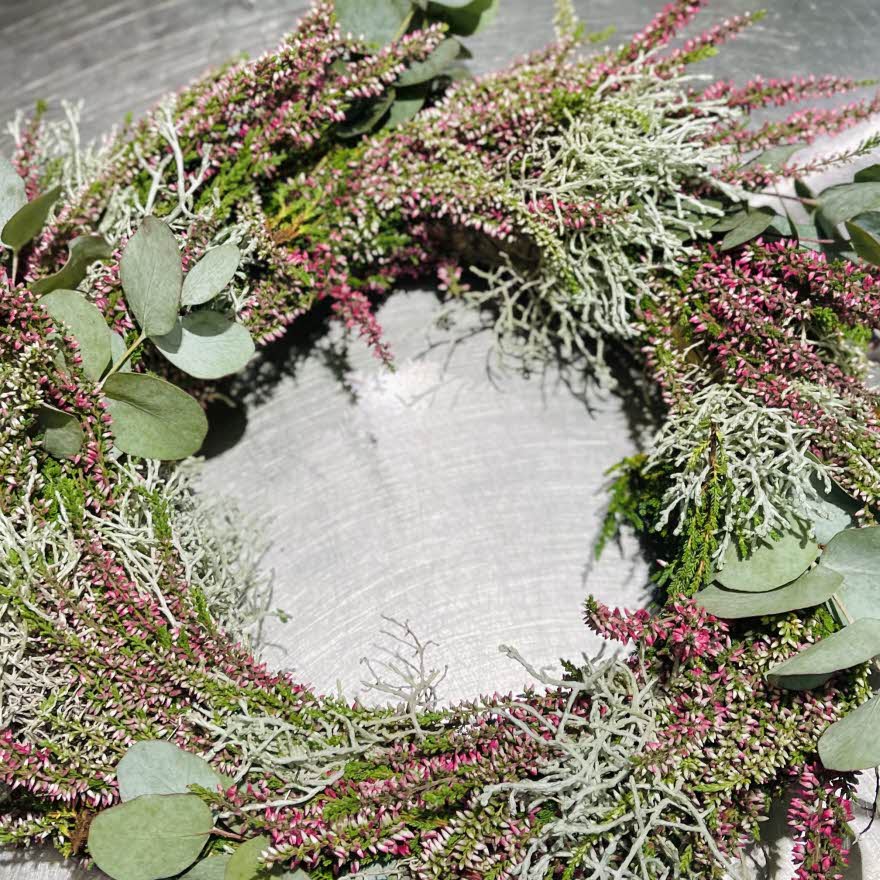 Høstkrans med ulike blomster i en ring