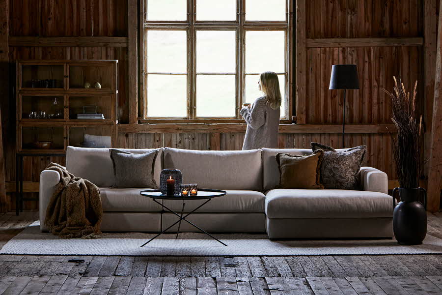Da ser ut av vinduet, står ved siden av en sofa