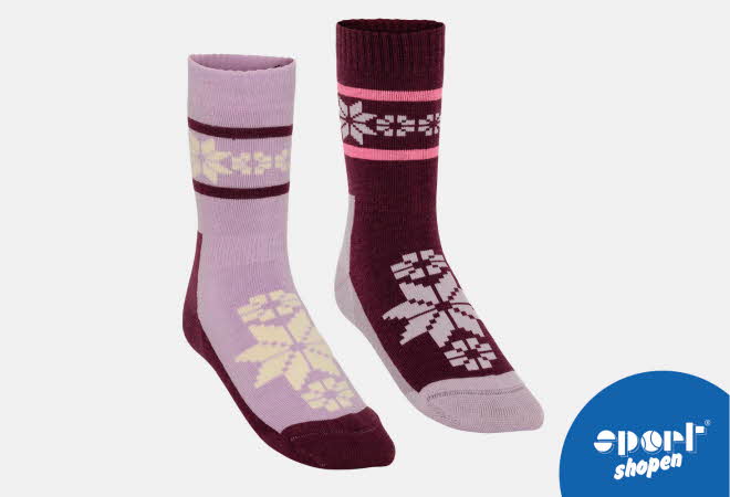 To par ullsokker i lilla og burgunder med snøkrystallmønster.