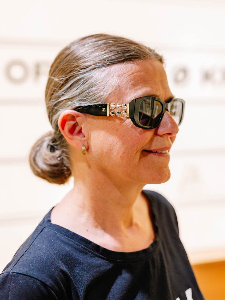 dame prøver solbriller