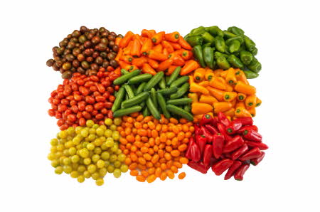 En haug med forskjellige snacks-grønnsaker