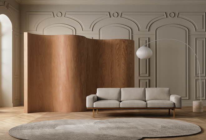 Lys stue med beige sofa, buet trevegg og moderne gulvlampe.