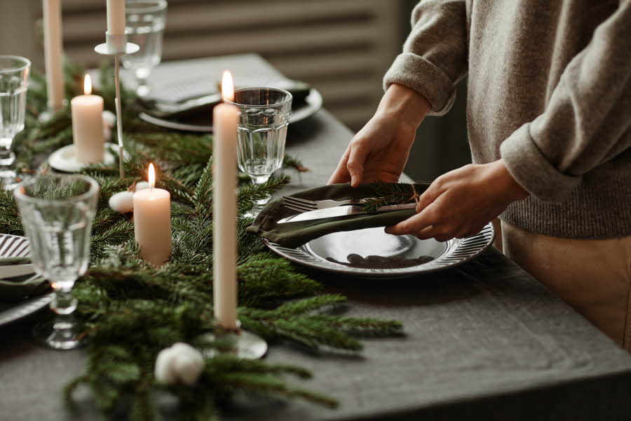Vare sig du ska ordna julbrunch för kompisgänget eller ha julafton hemma hos dig är det kul att pynta lite extra. Låt dig inspireras av tre olika stilar.