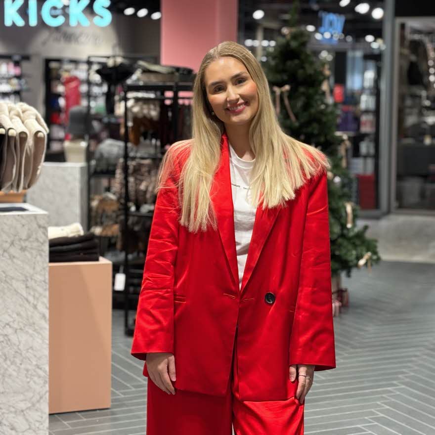 Dame fra Companys smiler til kamera