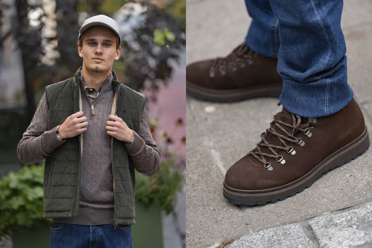 gutt i caps, grønn vest, brun genser, jeans. Brune sko og jeans.