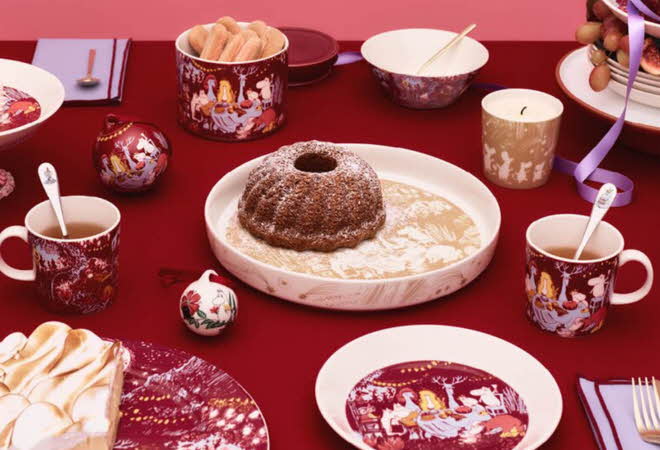 Et bord med julepynt, juletallerkener og julekopper fra Moomin Arabia.
