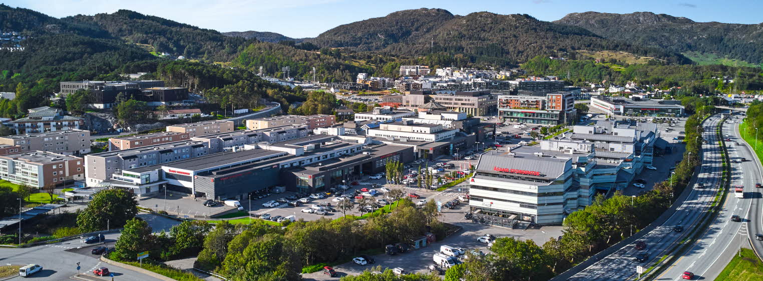 Dronefoto av kjøpesenteret Åsane Storsenter i Bergen.