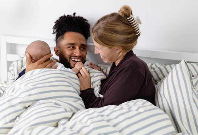 Par med baby i deilig sengetøy fra MYYK