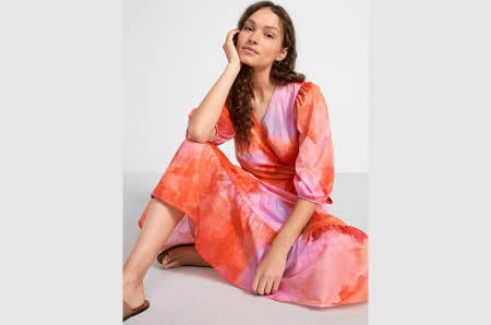 Dame med rosa kjole